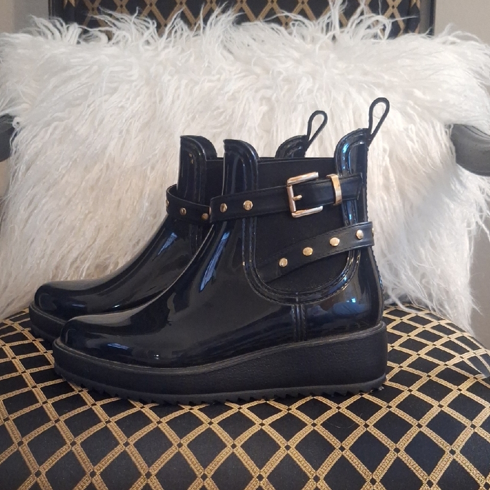 Stylish Black Ankle Boots 8M